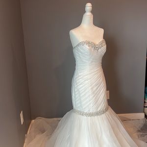 Mori lee wedding gown new, unaltered